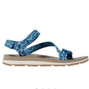 L.L. Bean Katahdin 4 point strappy Sandals